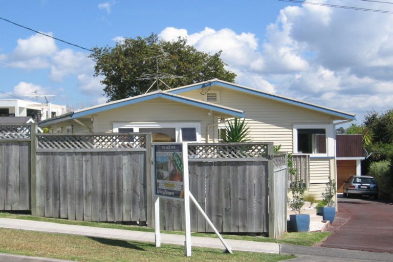 Photo of property in 2/16 Rothesay Bay Road, Rothesay Bay, Auckland, 0630