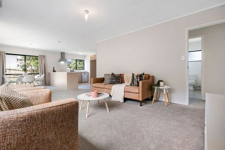 Photo of property in 1/11 Kupari Place, Totara Vale, Auckland, 0629