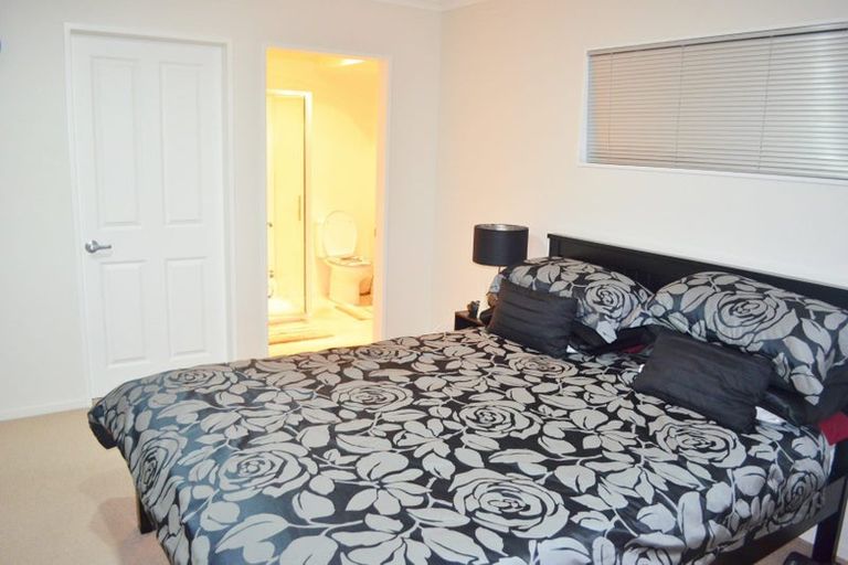 Photo of property in 16 Percy Kinsman Crescent, Riverstone Terraces, Upper Hutt, 5018