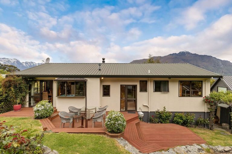 Photo of property in 9 Evergreen Place, Sunshine Bay, Queenstown, 9300