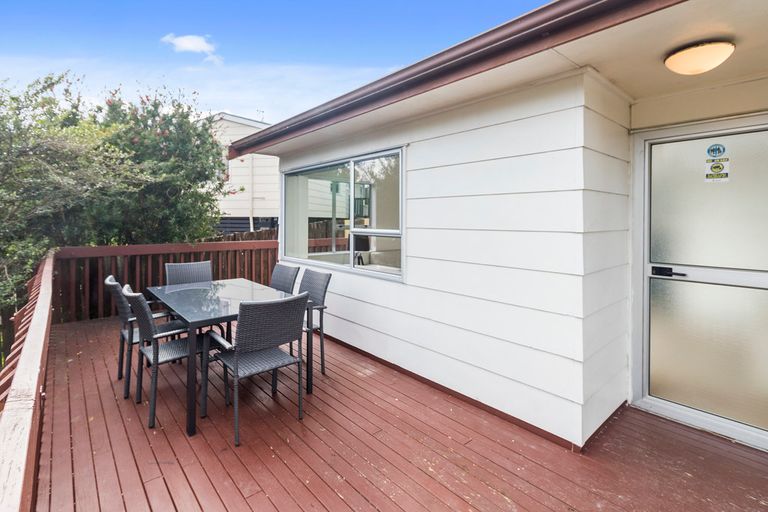 Photo of property in 5 Buisson Glade, West Harbour, Auckland, 0618