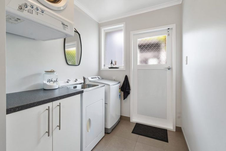 Photo of property in 10 Wikiriwhi Crescent, Awapuni, Palmerston North, 4412