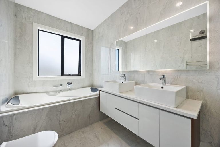 Photo of property in 2 Drumnaconagher Road, Flat Bush, Auckland, 2019