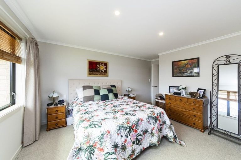 Photo of property in 34 Cyprus Place, Fitzherbert, Palmerston North, 4410