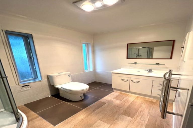 Photo of property in 2/546a Glenfield Road, Glenfield, Auckland, 0629