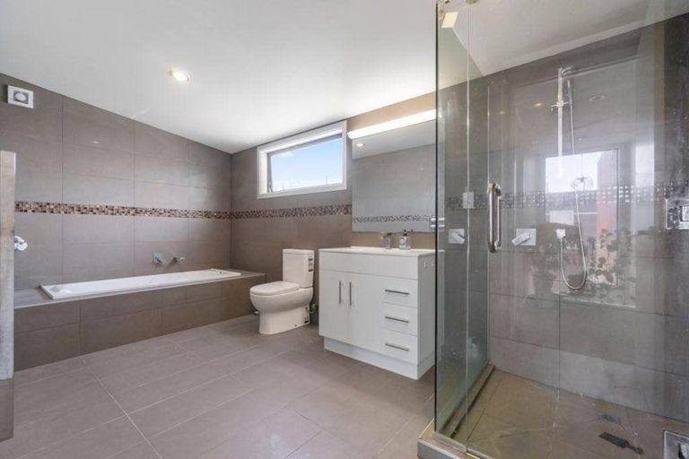 Photo of property in 72a Hobsonville Road, West Harbour, Auckland, 0618