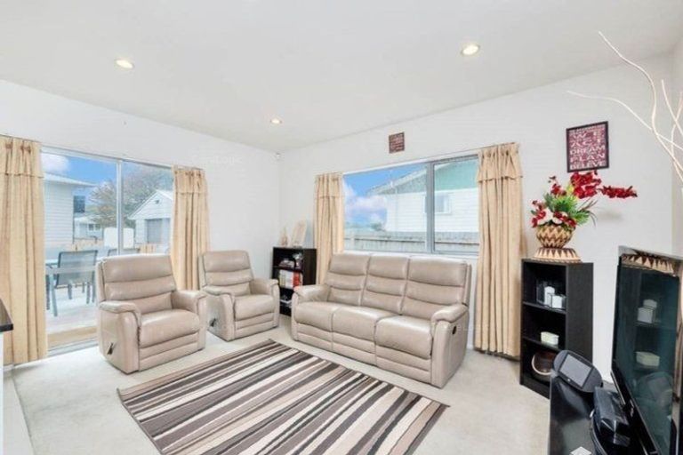 Photo of property in 17 Clendon Place, Manurewa, Auckland, 2102