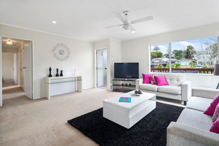 Photo of property in 5 Buisson Glade, West Harbour, Auckland, 0618
