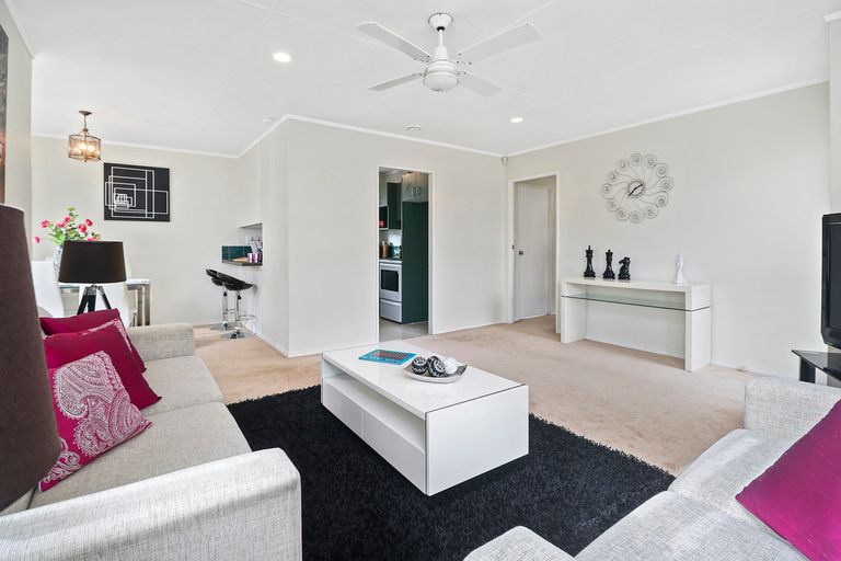 Photo of property in 5 Buisson Glade, West Harbour, Auckland, 0618