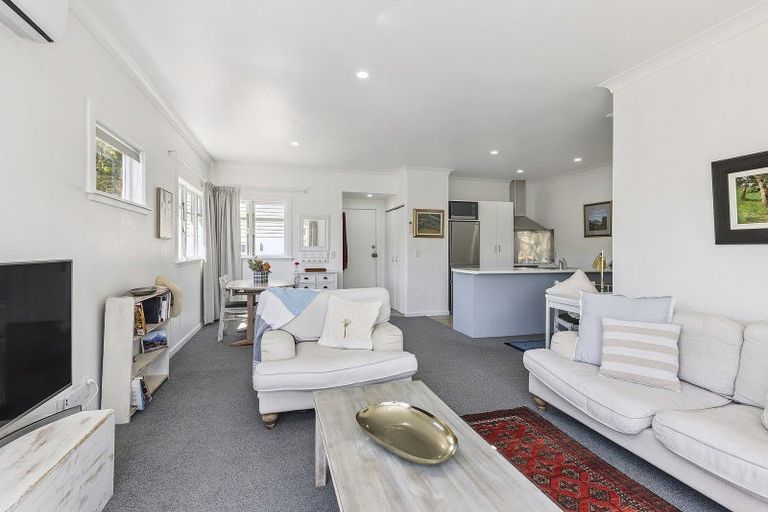 Photo of property in 15 Glanmire Road, Newlands, Wellington, 6037