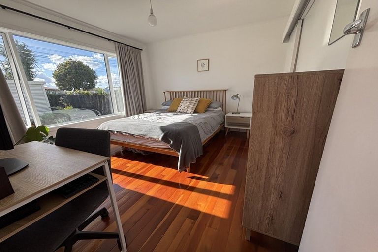 Photo of property in 16 Taikata Road, Te Atatu Peninsula, Auckland, 0610