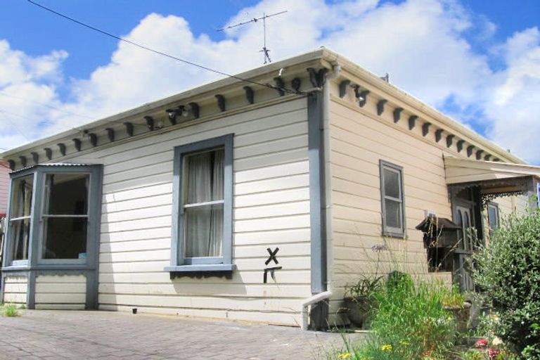 Photo of property in 4 Mortimer Terrace, Aro Valley, Wellington, 6021