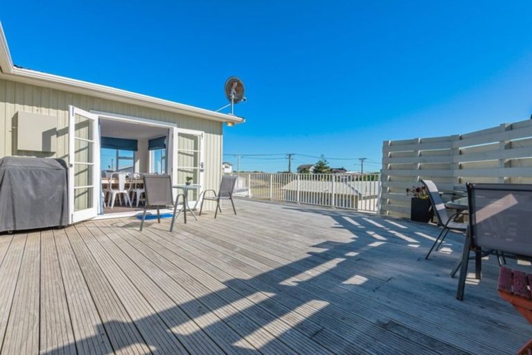 Photo of property in 35 Marine Parade South, Foxton Beach, Foxton, 4815