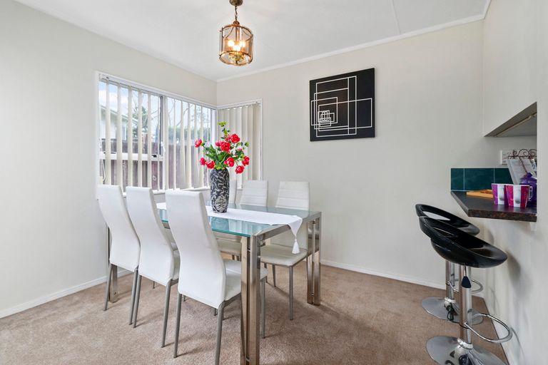 Photo of property in 5 Buisson Glade, West Harbour, Auckland, 0618