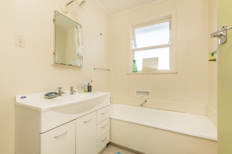 Photo of property in 30 Mana View Road, Paremata, Porirua, 5026