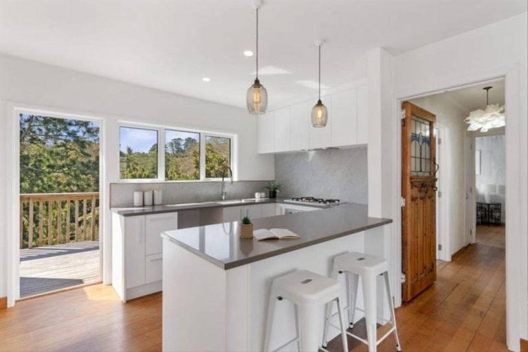 Photo of property in 110 Candia Road, Henderson Valley, Auckland, 0614