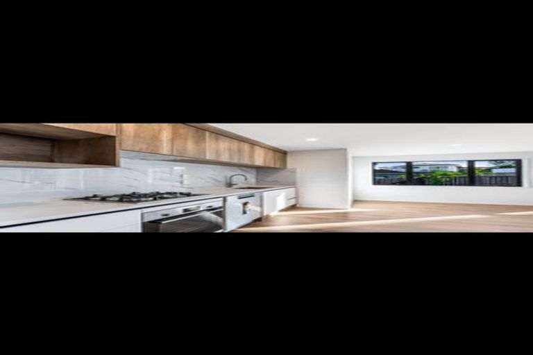 Photo of property in 2/6 Woodhouse Place, West Harbour, Auckland, 0618