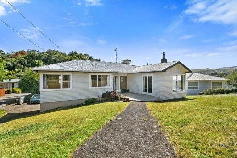 Photo of property in 38 Larsen Crescent, Tawa, Wellington, 5028