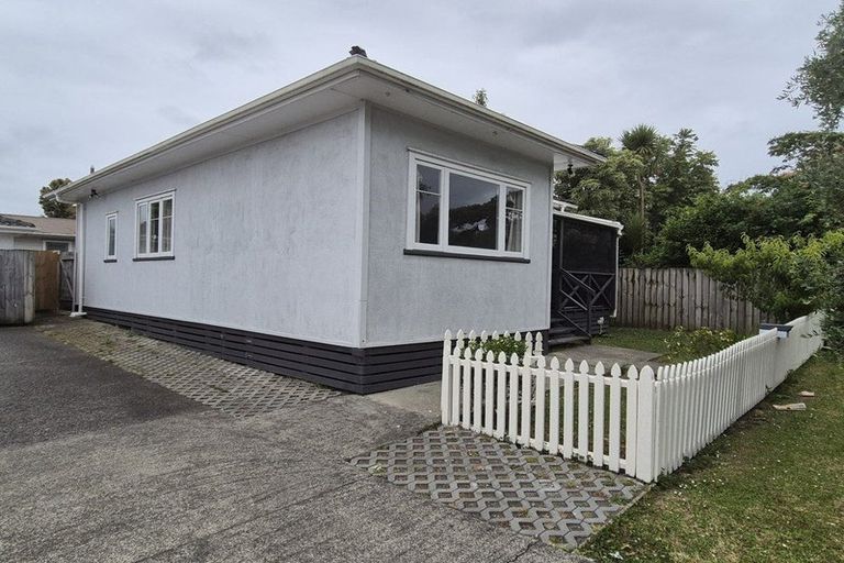 Photo of property in 2 Riverpark Crescent, Henderson, Auckland, 0610