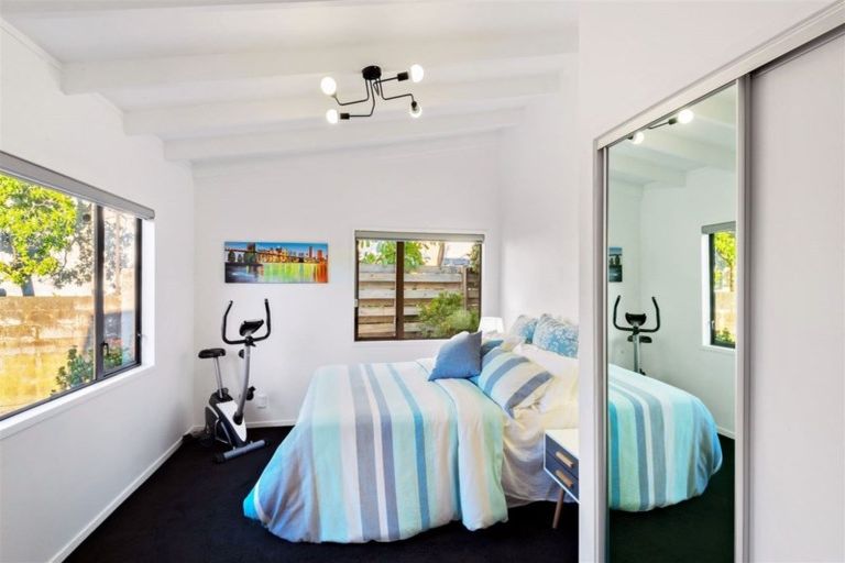 Photo of property in 2/23 Montgomery Avenue, Rothesay Bay, Auckland, 0630