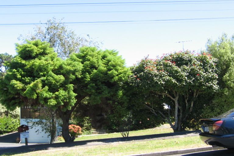 Photo of property in 11 Wernham Place, Northcote, Auckland, 0626