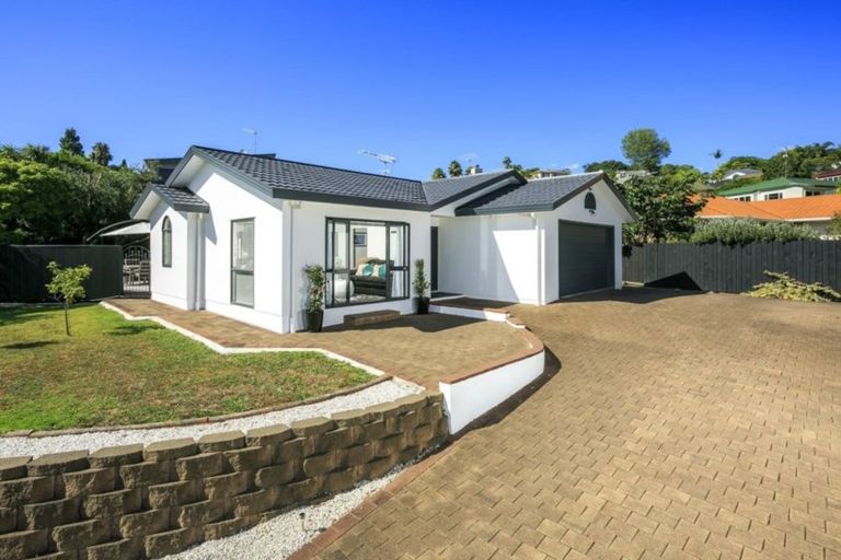 Photo of property in 15 Thornbill Rise, Unsworth Heights, Auckland, 0632