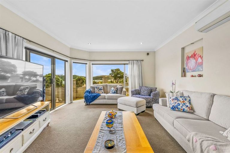 Photo of property in 1 Hollyford Place, Aotea, Porirua, 5024