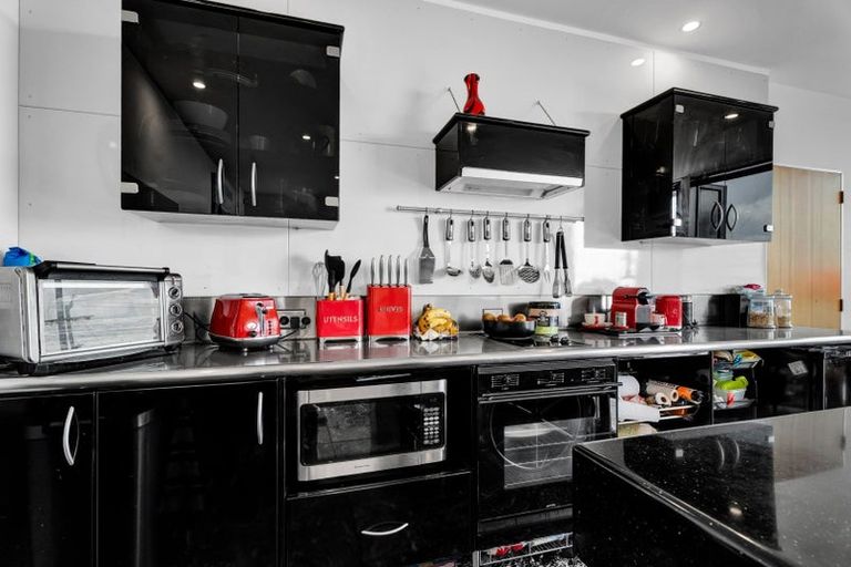 Photo of property in 5 Weston Street, Moturoa, New Plymouth, 4310