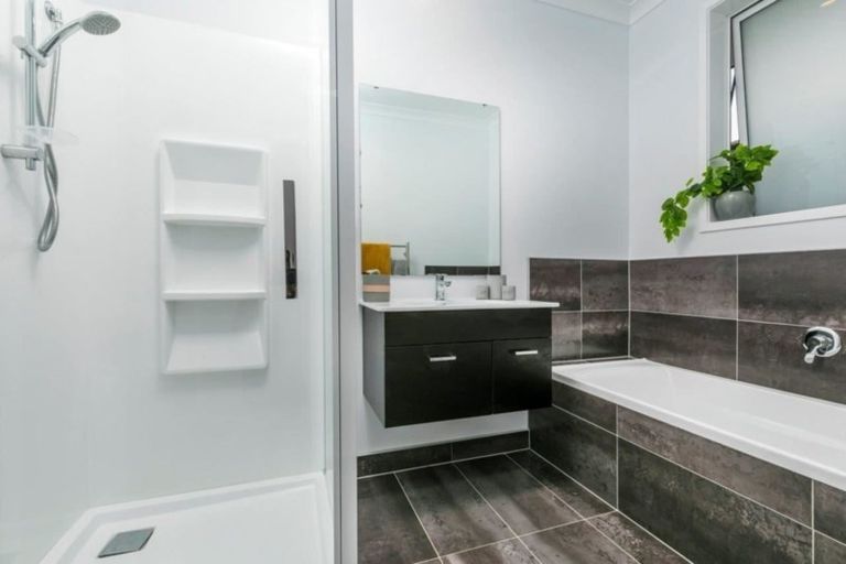 Photo of property in 5 Aporo Drive, Kumeu, 0810