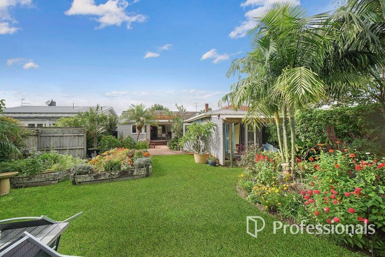Photo of property in 42 Tui Street, Point Chevalier, Auckland, 1022