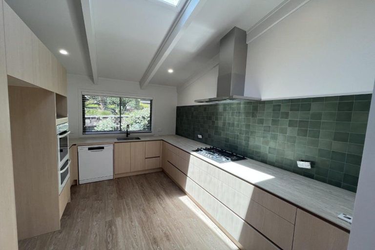 Photo of property in 15 Sequoia Grove, Merrilands, New Plymouth, 4312