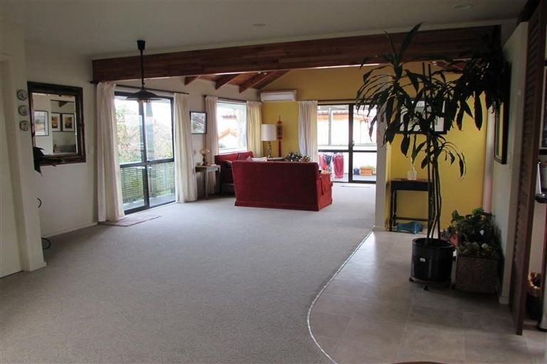 Photo of property in 2/36 Orchard Road, Waiake, Auckland, 0630