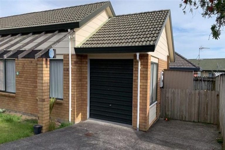 Photo of property in 2/12 Bernina Place, Weymouth, Auckland, 2103
