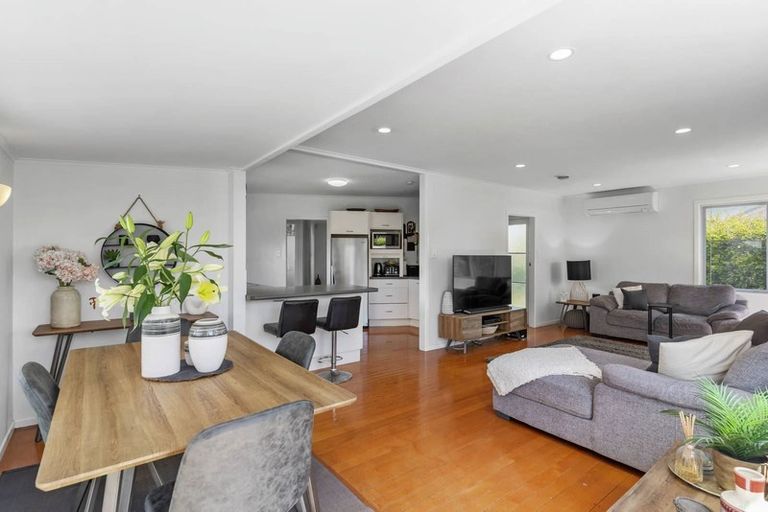 Photo of property in 70 Edgewater Drive, Pakuranga, Auckland, 2010