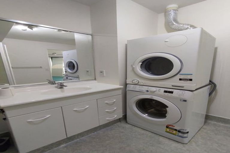 Photo of property in Palm Grove Apartments, 12/13c Palm Grove, Berhampore, Wellington, 6023