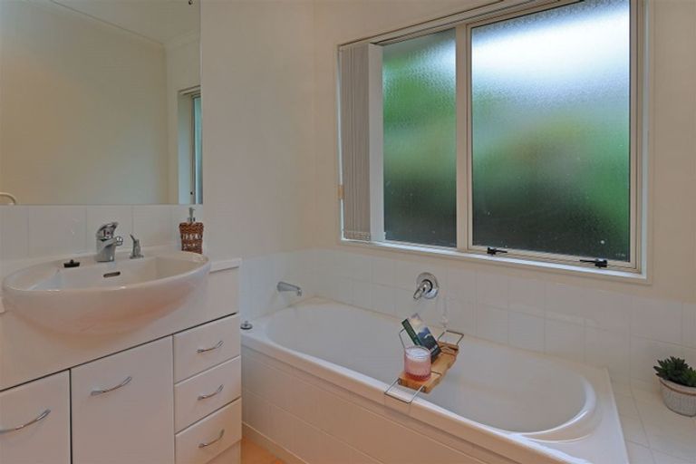 Photo of property in 3 Somerton Rise, Henderson, Auckland, 0612