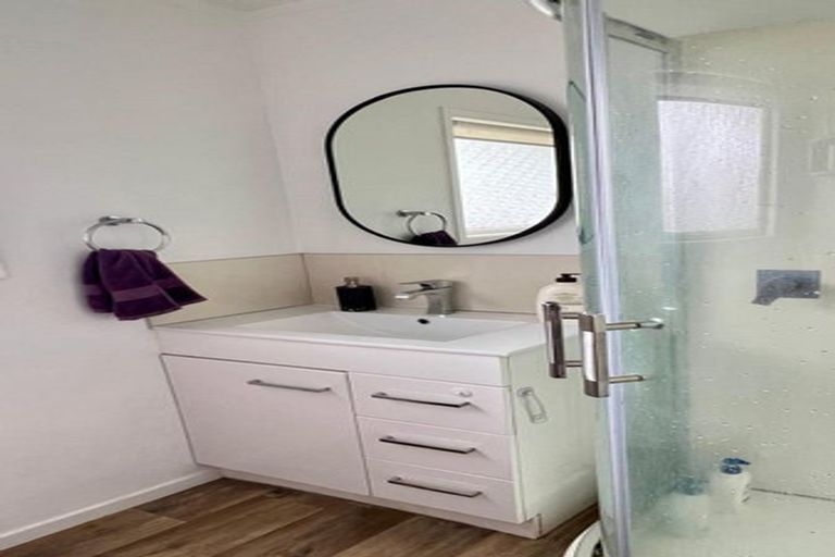 Photo of property in 32 Sunvue Road, Glen Eden, Auckland, 0602