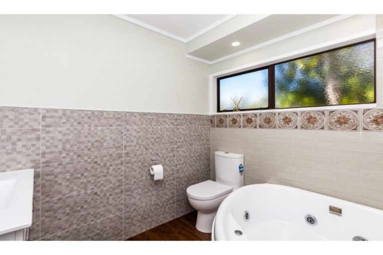 Photo of property in 70 Wade River Road, Stanmore Bay, Whangaparaoa, 0932