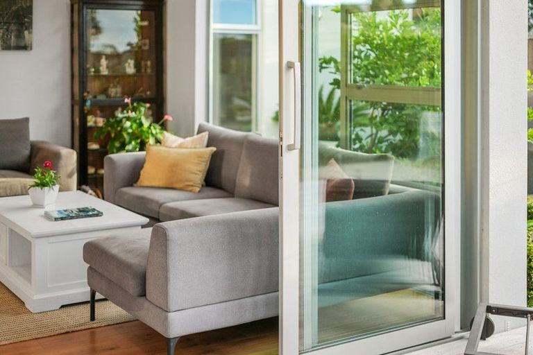 Photo of property in 52 Walton Street, Red Beach, 0932