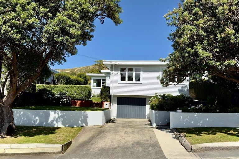 Photo of property in 41 Raroa Terrace, Tawa, Wellington, 5028