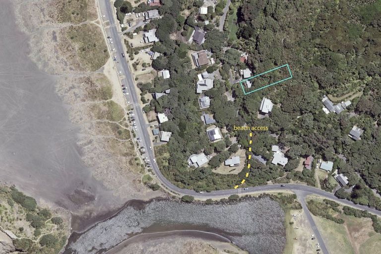 Photo of property in 43 Garden Road, Piha, New Lynn, 0772