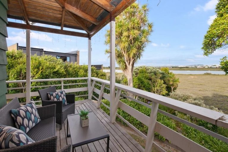 Photo of property in 112 Tiroroa Avenue, Te Atatu South, Auckland, 0610
