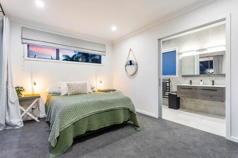 Photo of property in 8 Korako Drive, Kumeu, 0810