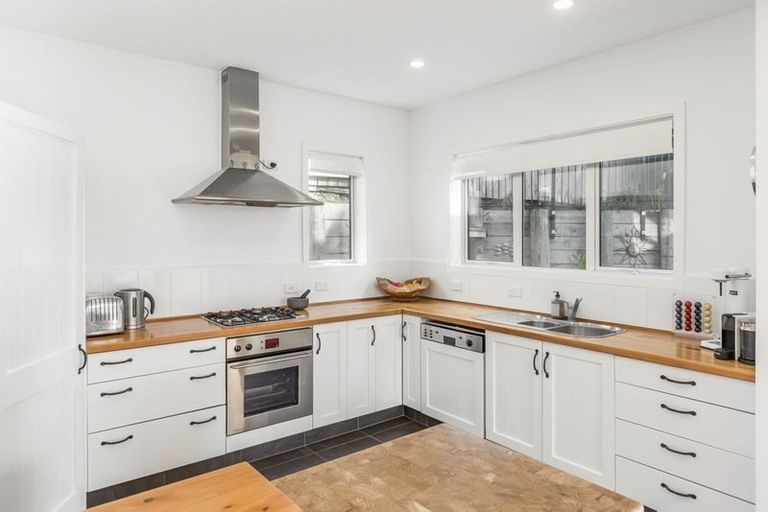 Photo of property in 91f Wade River Road, Stanmore Bay, Whangaparaoa, 0932