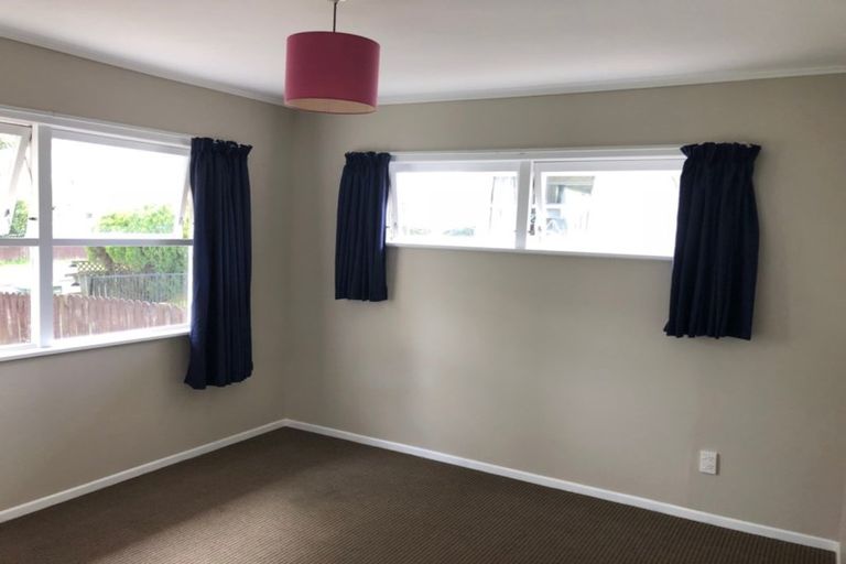 Photo of property in 40 Farquhar Road, Glendene, Auckland, 0602