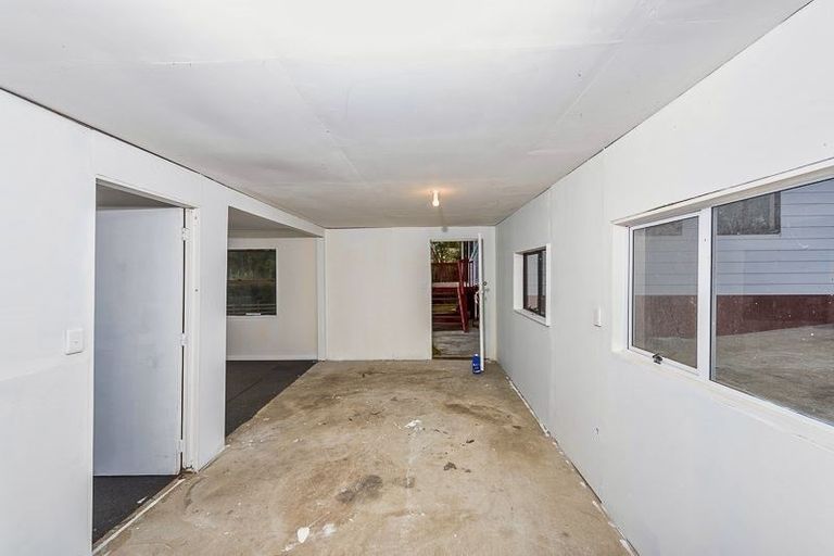 Photo of property in 114 Colwill Road, Massey, Auckland, 0614