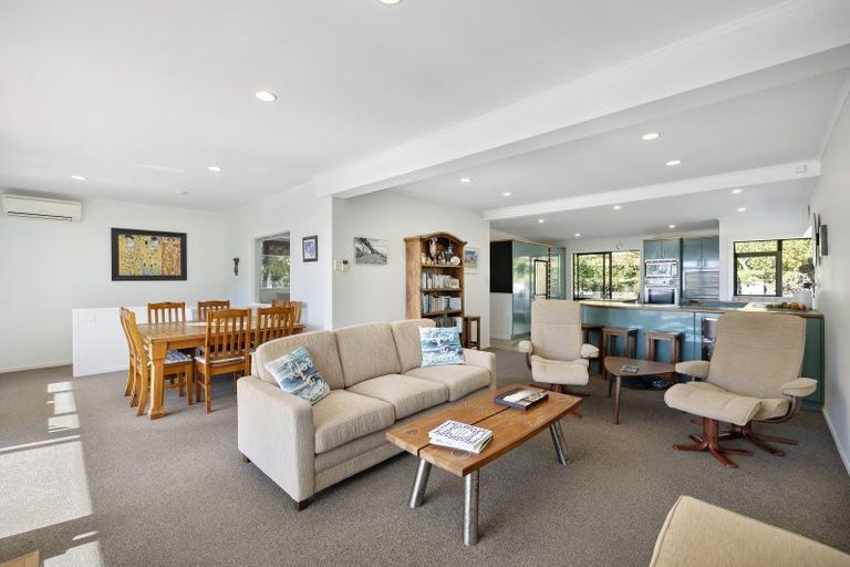 Photo of property in 6 Te Papa Road, Kawakawa Bay, Papakura, 2585