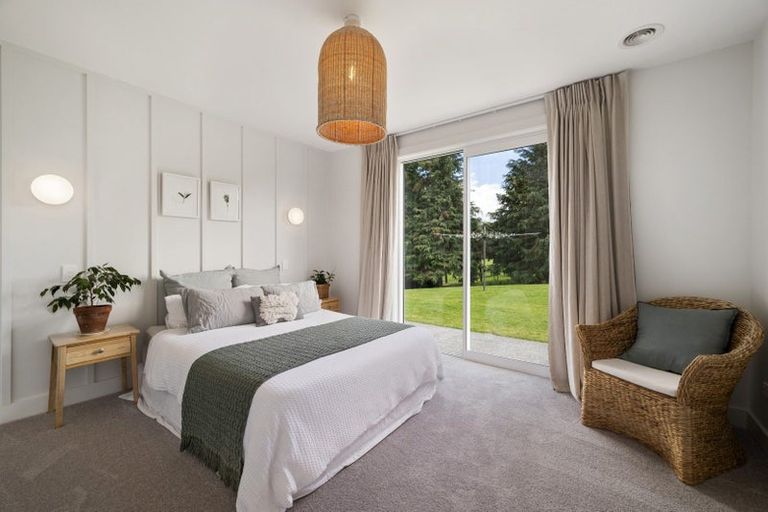 Photo of property in 5 Lens Way, Acacia Bay, Taupo, 3385