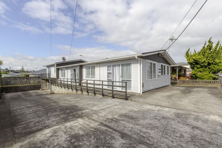 Photo of property in 8 Simons Street, Moturoa, New Plymouth, 4310