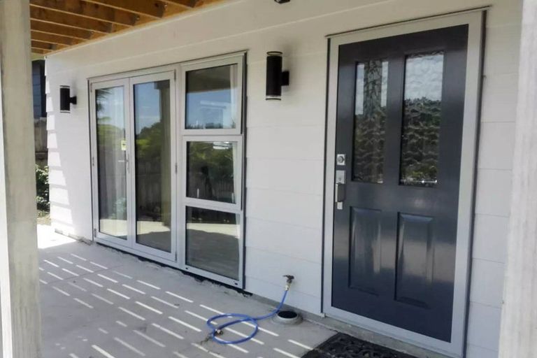 Photo of property in 28 Staincross Street, Green Bay, Auckland, 0604